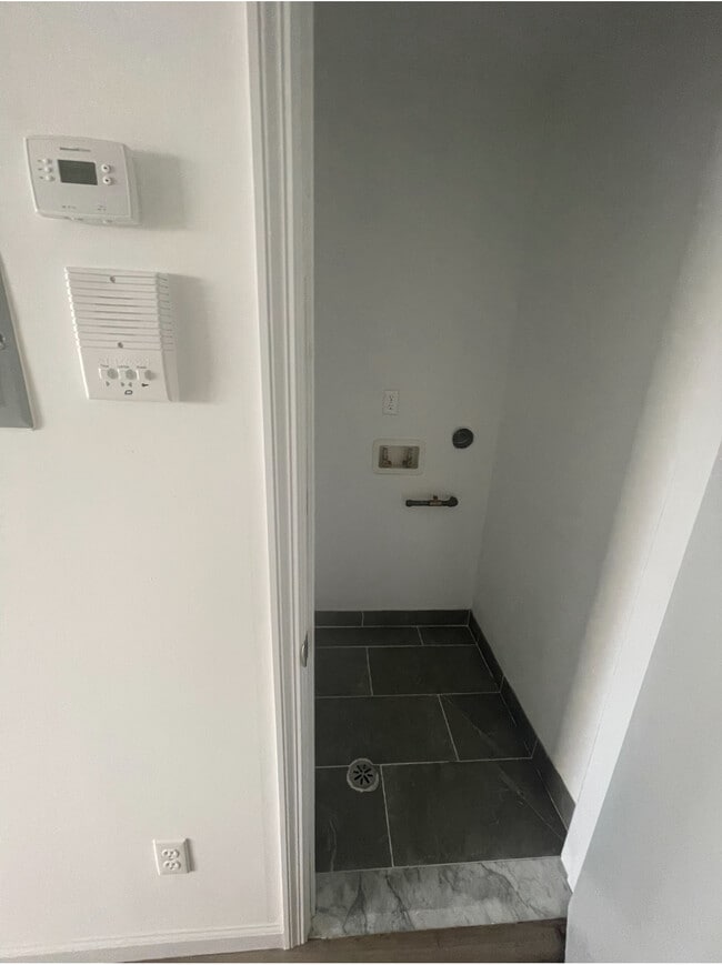 Building Photo - 821 Willoughby Ave Unit 3 Rental