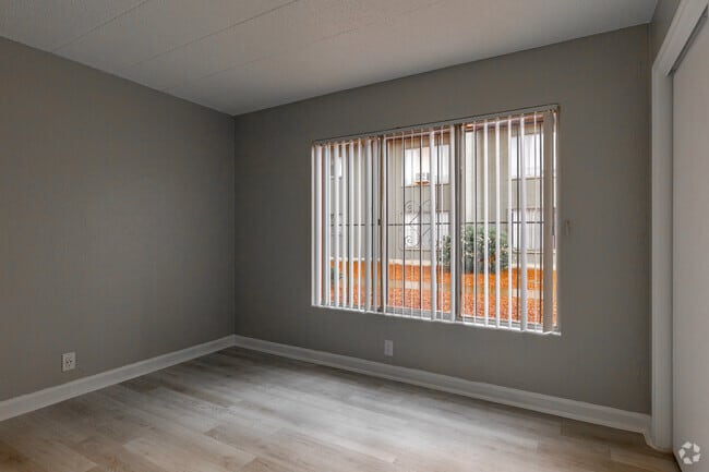 2BR, 1BA - Bedroom