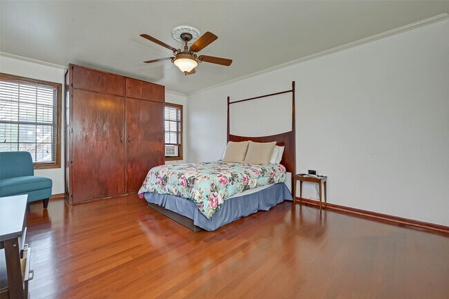 Photo - 2412 Oakdale St