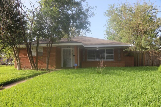 Building Photo - 6301 Leader St Rental