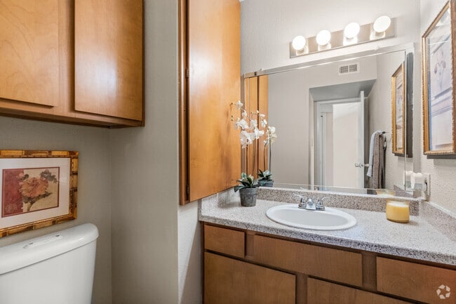 2BR, 1.5BA - 860 SF - Bathroom