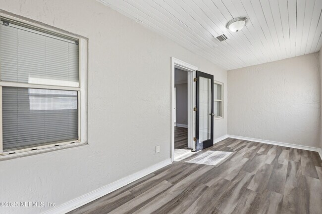 Photo - 2002 St Clair St