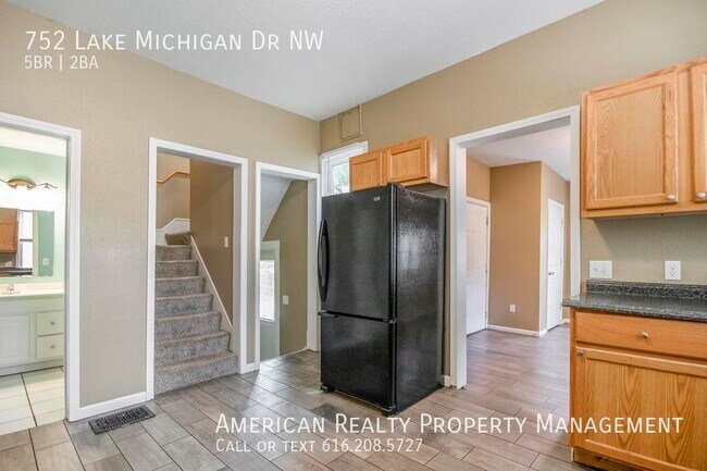 Photo - 752 Lake Michigan Dr NW