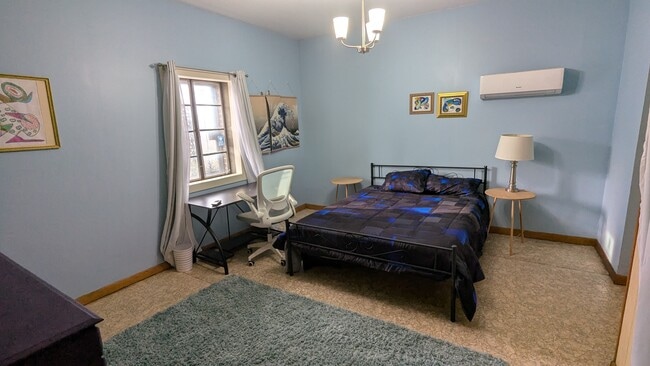 Photo - 1933 Saxton Ave