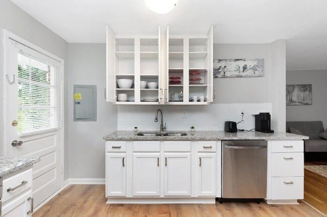 Photo - 965 Smith St