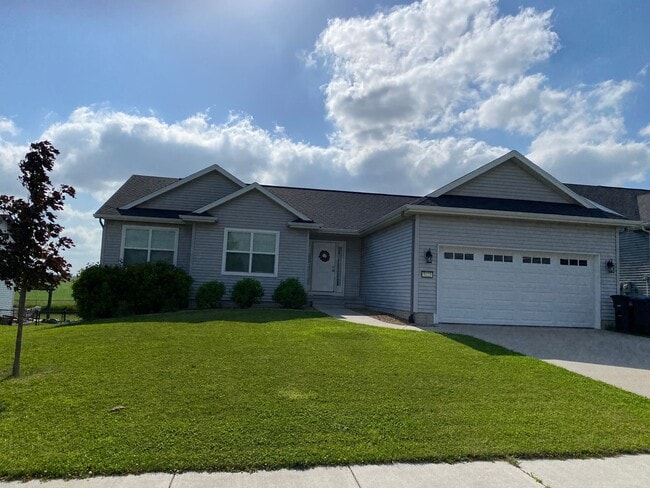Building Photo - Available in August - Spacious 4 Bedroom, 3 Bathroom Home in the Linn-Mar School District
