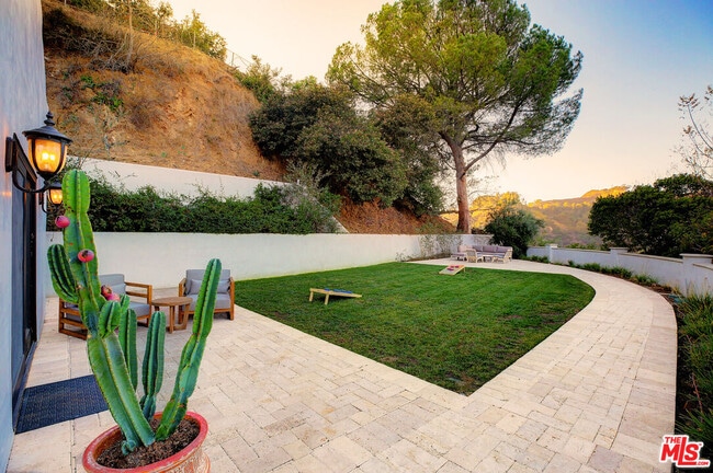 Photo - 2570 Nichols Canyon Rd