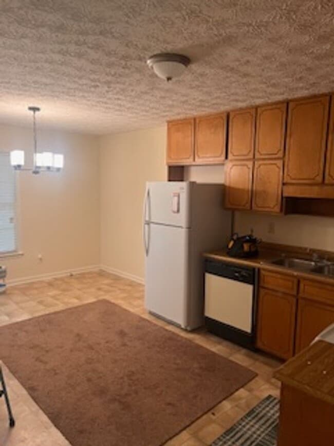 Photo - 280-290 Chase Dr