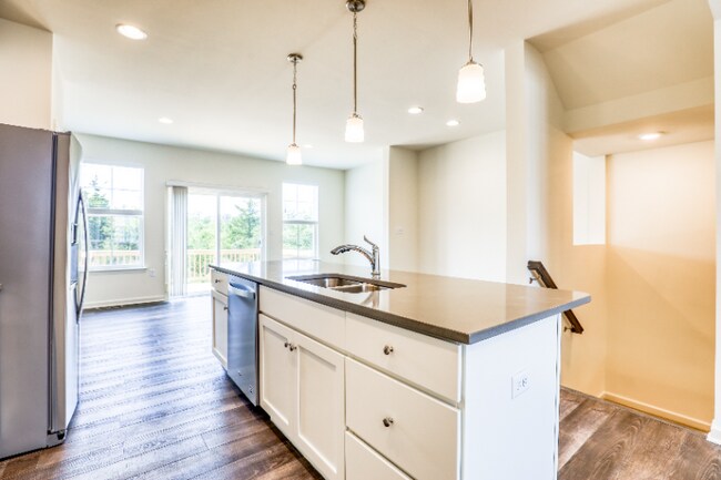 Photo - 102 Metcalf Terrace