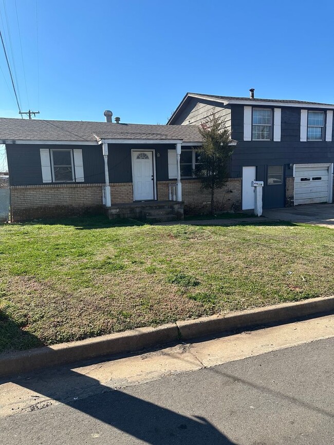 Building Photo - 4 Bed 2 Bath Available!