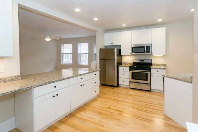 Building Photo - 527 W Cornelia Ave Unit 3E Rental