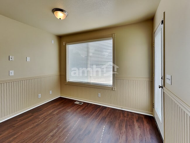 Photo - 1674 Dean Ave