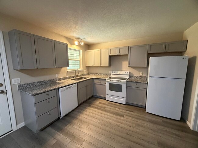Photo - 122 Hampton Dr