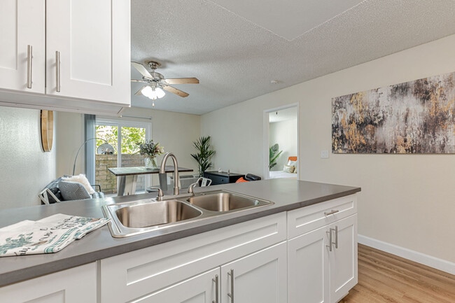 Building Photo - Martinez Hillside Rental