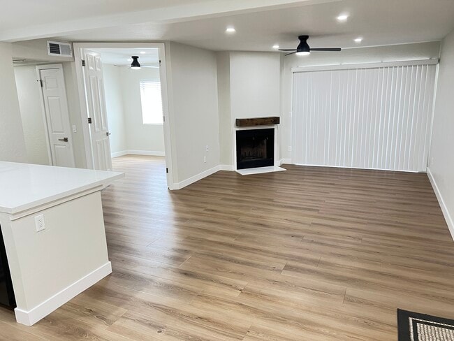 Sala de estar. Todo es nuevo. Chimenea de leña. - 2935 N 68th St Unidad 121