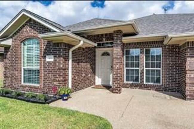 Building Photo - This fantastic 5/3 in Dove Crossing
