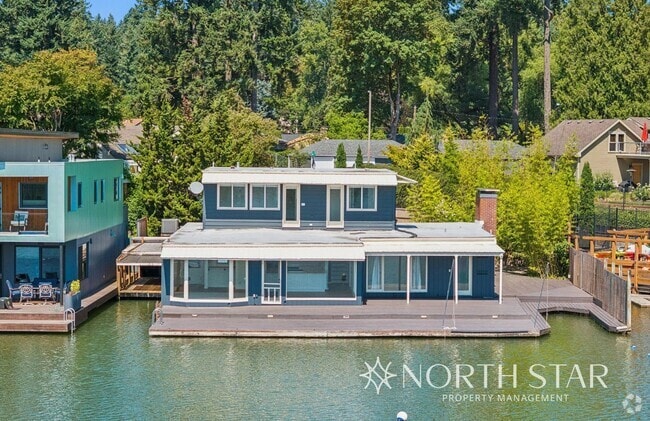 Building Photo - Newly renovated stunning lakefront home.