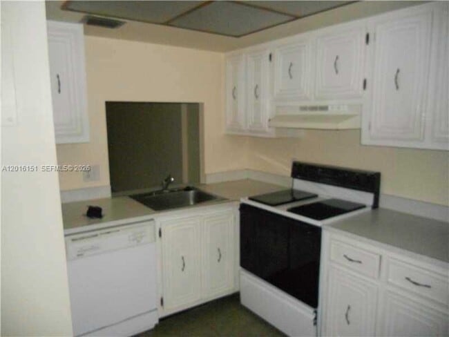 Building Photo - 119 Royal Pk Dr Unit 1E