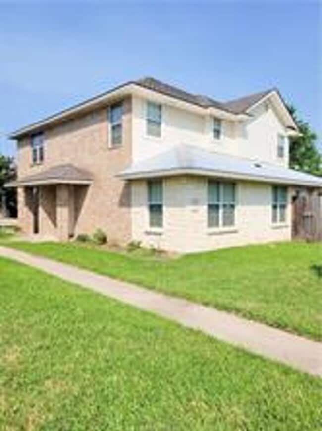 Building Photo - Centrally Located 3bed/3bath