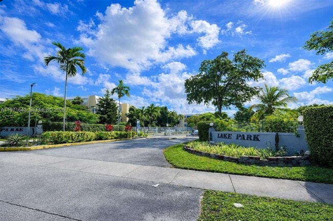 Building Photo - 950 NE 199th St Unit 2H