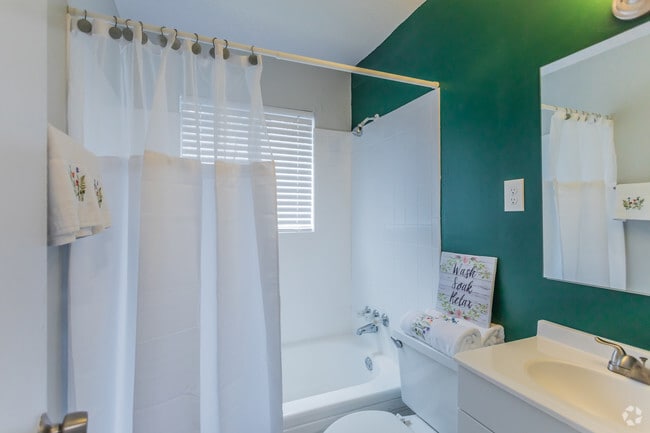 1 BR, 1 BA - 738 SF