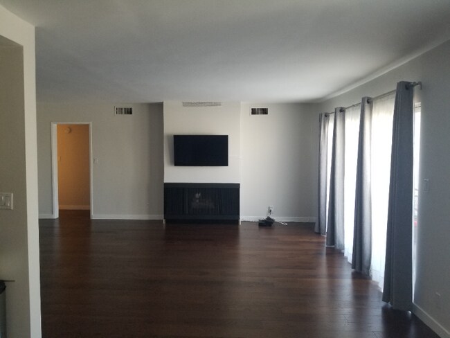 Photo - 10707 Camarillo St