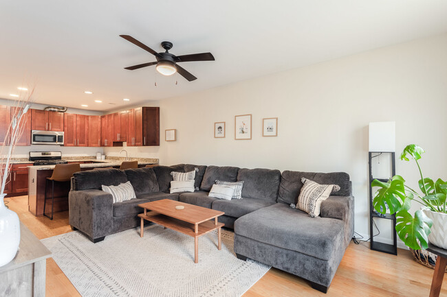 Photo - 321 W Schiller St