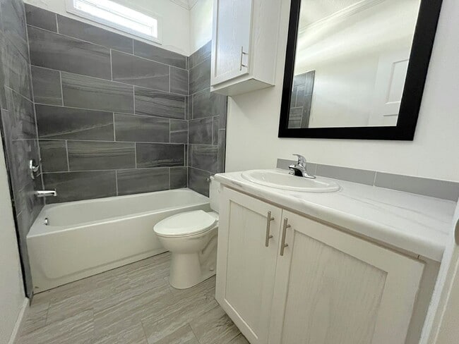 Photo - 5644 Woodford St