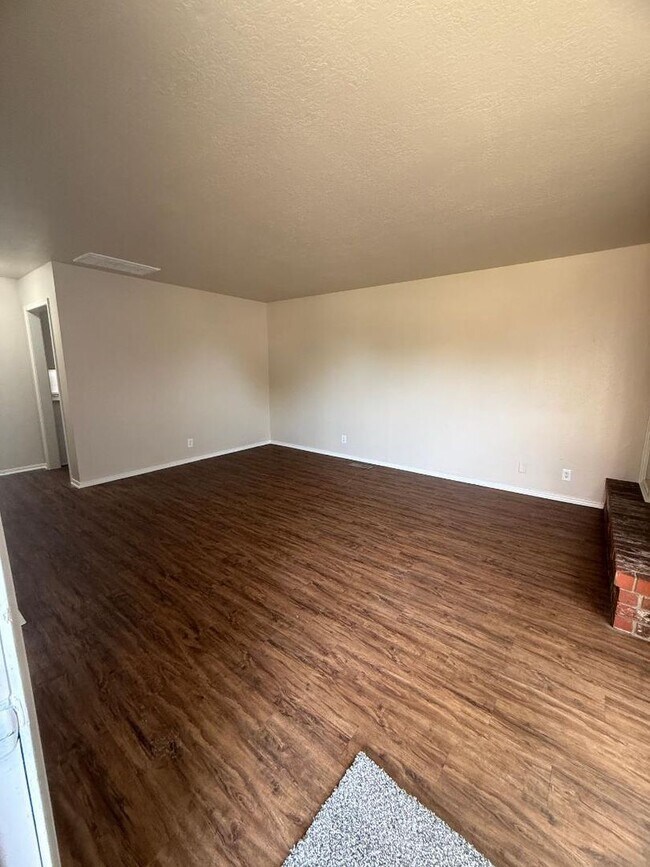 Photo - 221 Skylark Ct