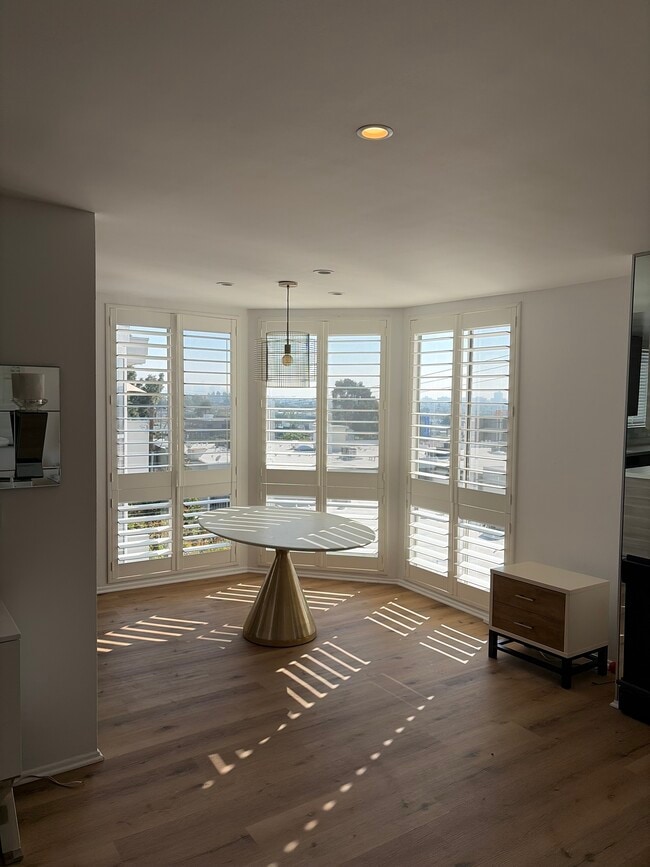 Comedor con ventanales - 8530 Holloway Dr Unidad 426