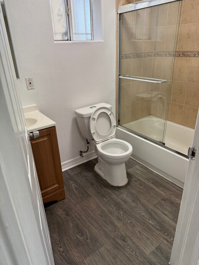 Photo - 1512 E 107th St Unidad downstair