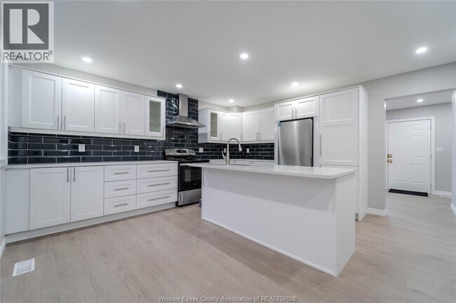 Photo - 5414 Lassaline Ave