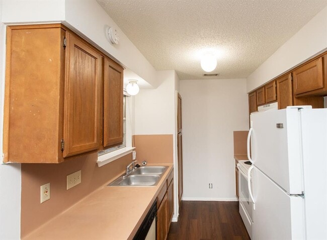 Photo - 2102 Courtney St