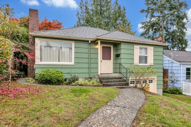 Photo - Charming Fauntleroy Craftsman Near Lincoln...
