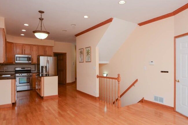 Building Photo - 1736 W Augusta Blvd Unit J09P