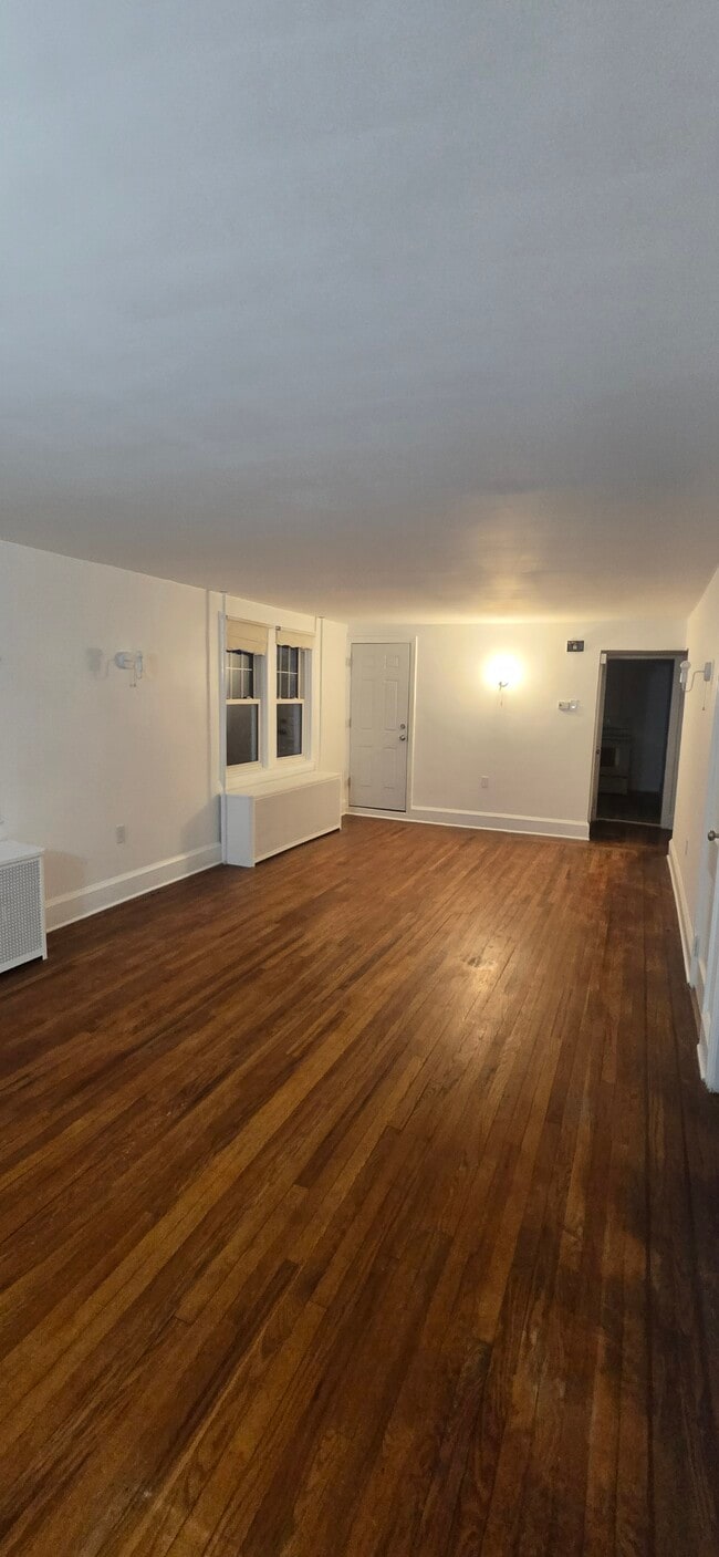 Living Room - 949 E Walnut St