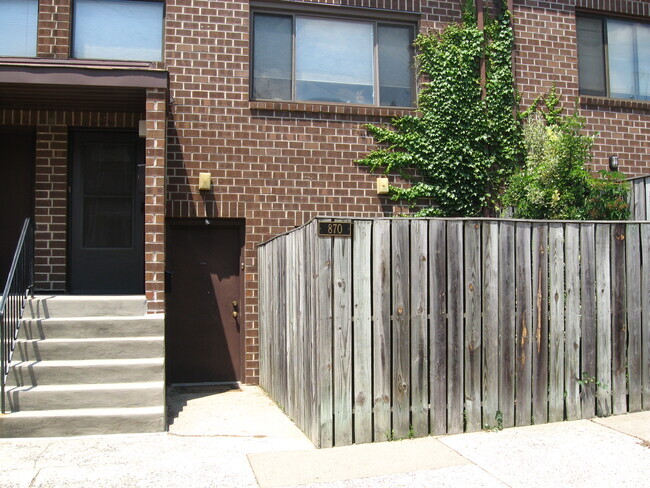 Two story townhome (Ground floor with courtyard - 870 N Pennock St Rental