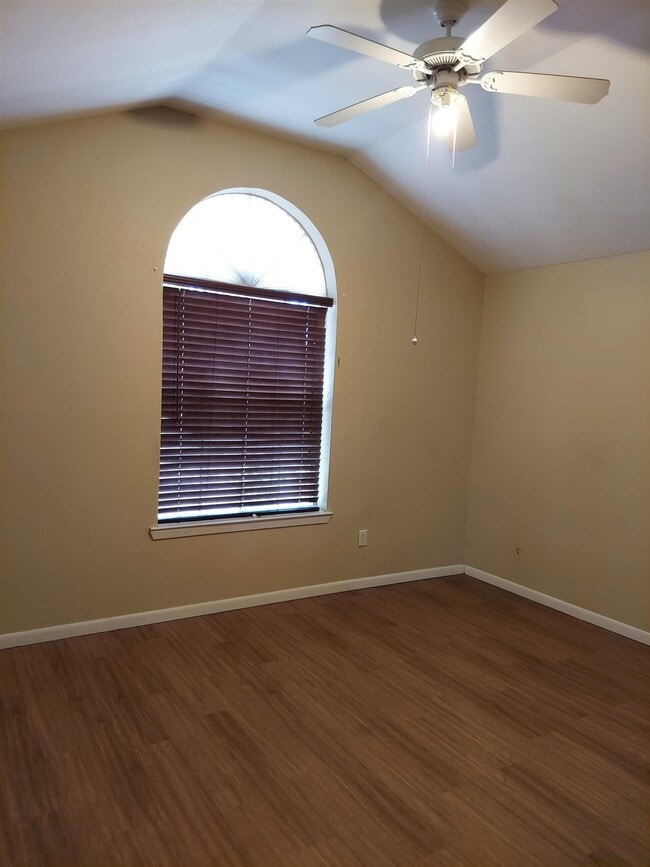 Photo - 304 Ave Q