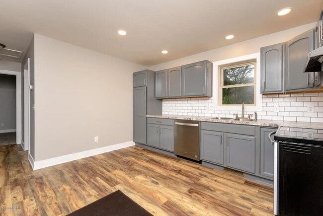 Photo - Spacious 3BR Duplex with Finished Basement & 2-Car Garage in Otsego Unidad 1387