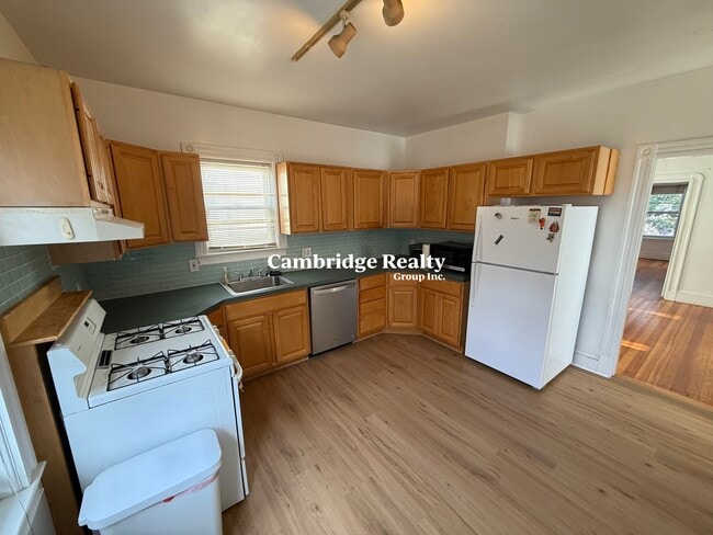 Building Photo - 42 Holyoke Rd Unit 2 Rental