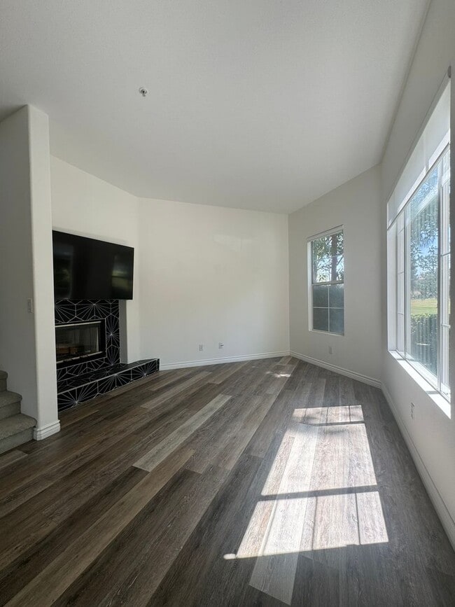 Modern Tri-Level Townhome in Tustin Ranch - Modern Tri-Level Townhome in Tustin Ranch