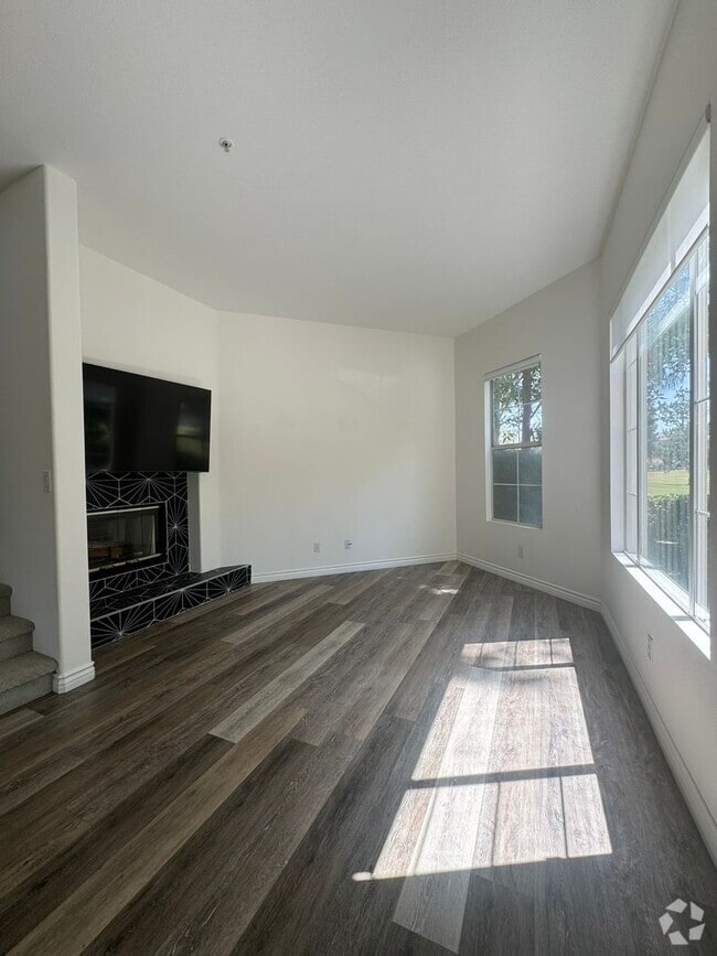 Building Photo - Modern Tri-Level Townhome in Tustin Ranch