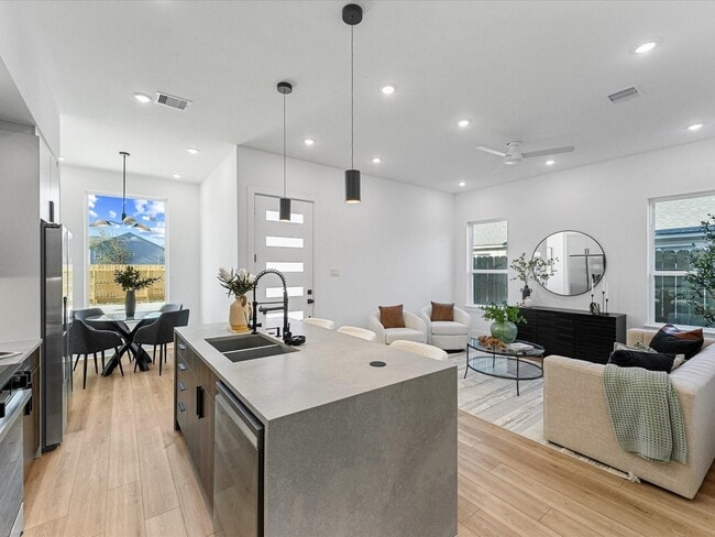 Photo - 8324 Williamsdell St