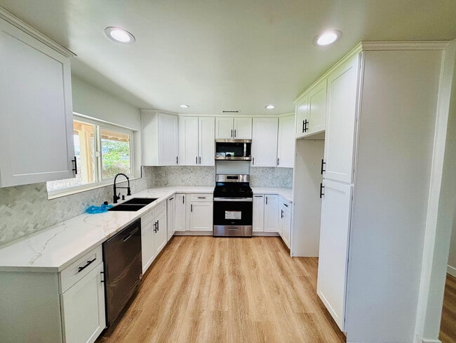 Photo - 41725 22nd St W