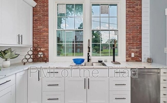 Photo - 121 N Alma St