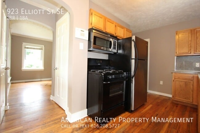 Photo - 923 Elliott St SE