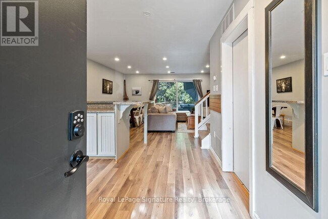 Photo - 124 Escarpment Crescent