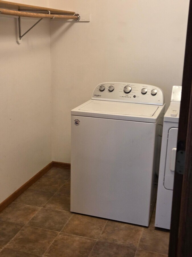 Photo - 979 Victoria St N