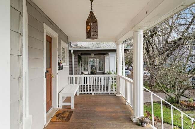 Photo - Charming 1-bdrm/1-bath in 1900s Victorian triplex—Prime location, shared laundry & yard Unidad 1