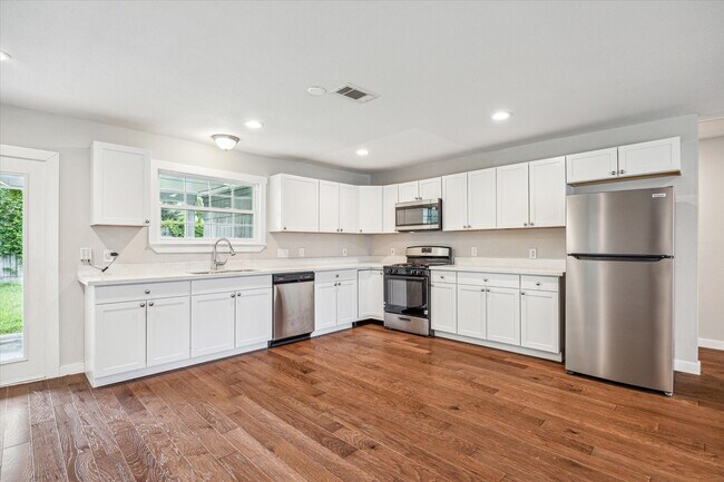 Photo - 2006 Du Barry Ln